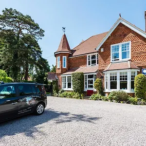 The Lawn Gatwick 4*, הורלי בריטניה